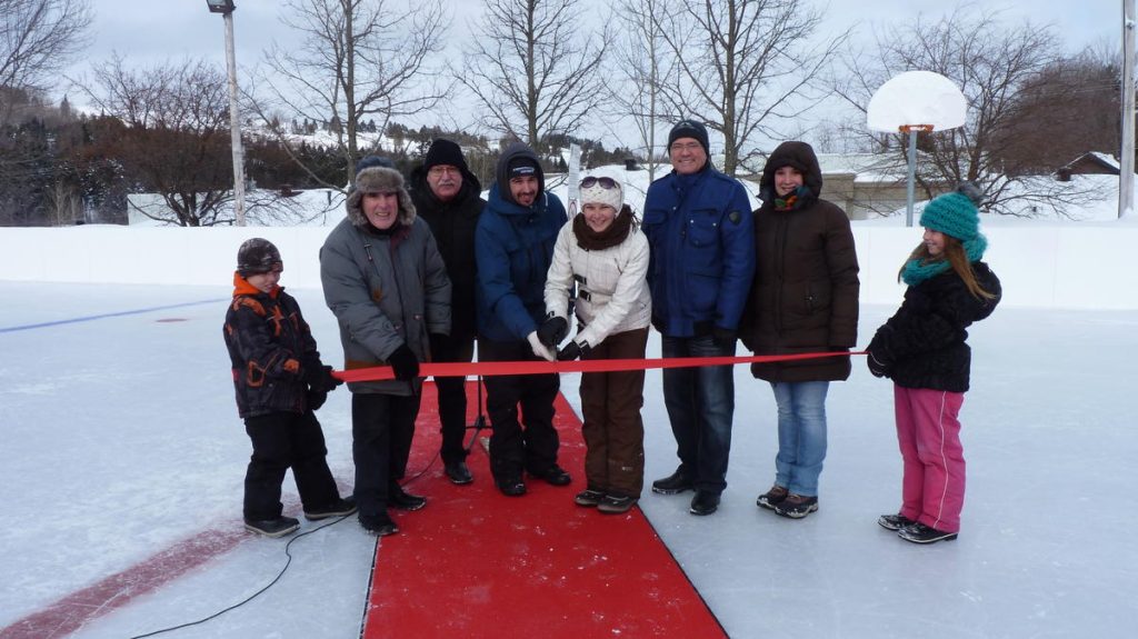 SaintJacquesdeLeeds inaugure sa nouvelle patinoire Courrier Frontenac