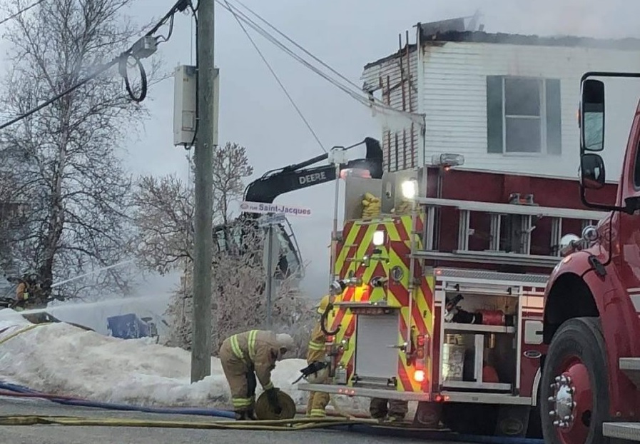 Le feu détruit trois bâtiments à BeaulacGarthby Courrier Frontenac