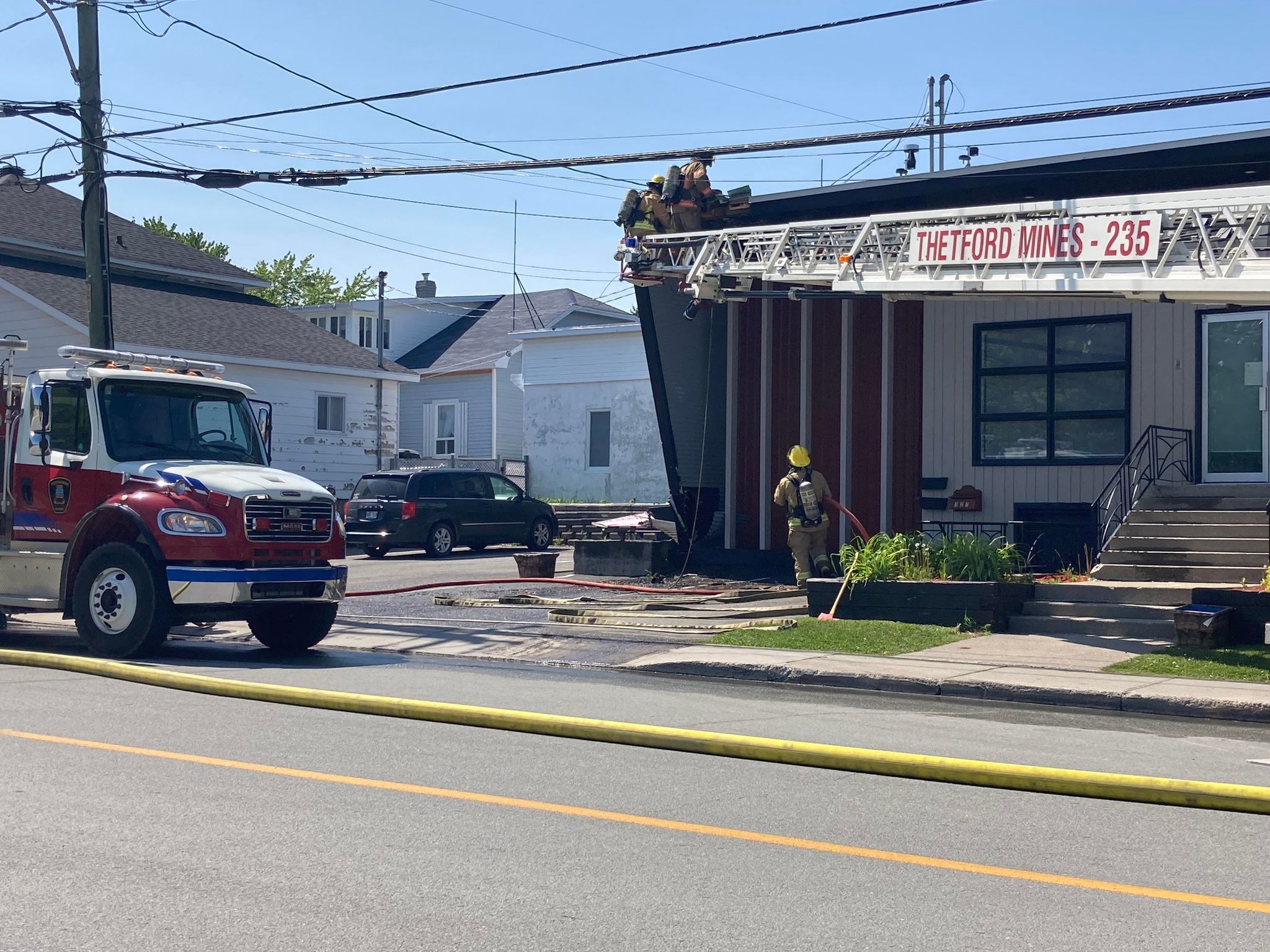Intervention des pompiers sur la rue Labbé à Thetford Mines Courrier
