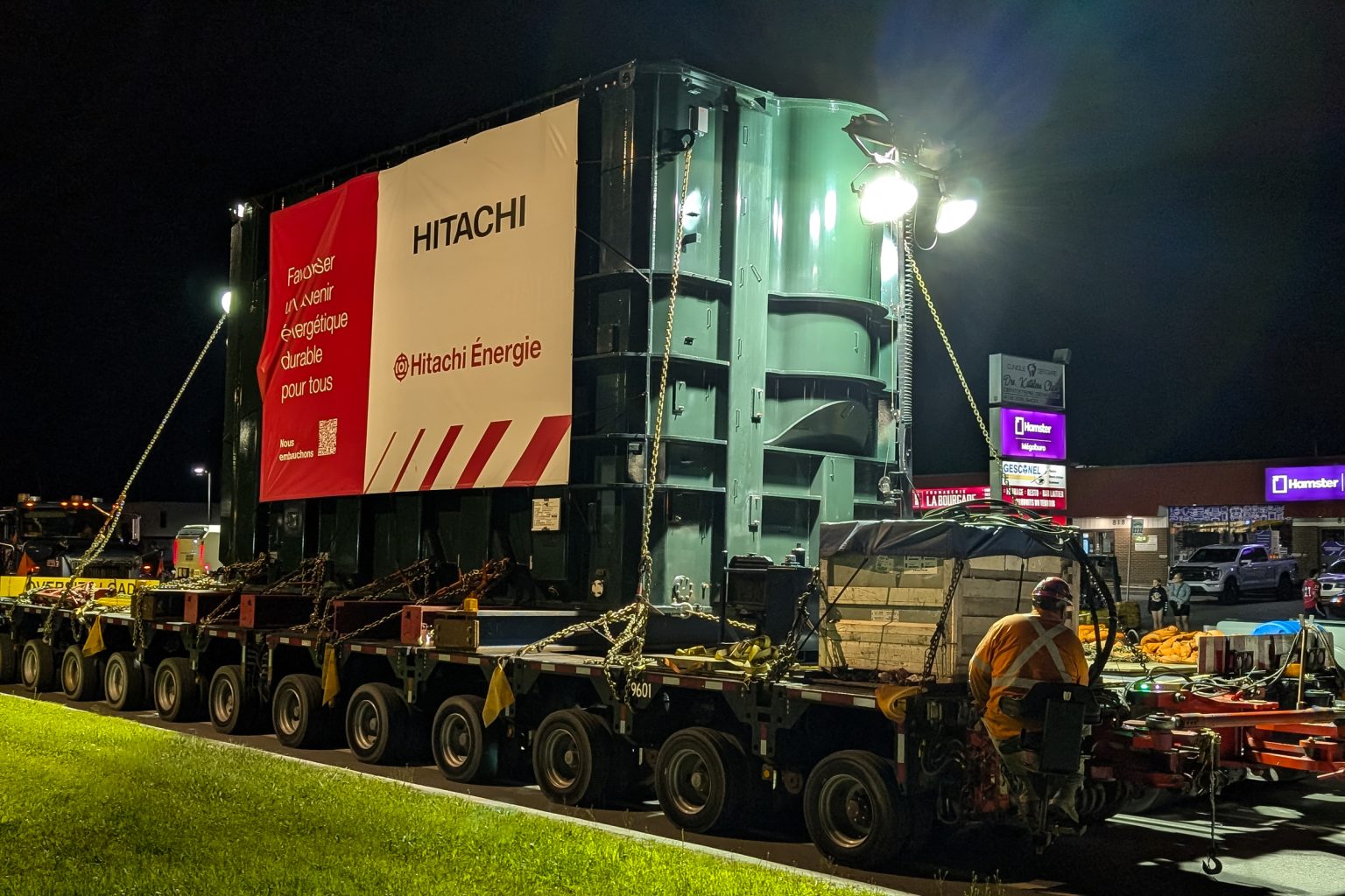 Un transformateur géant fait la route jusqu'à SaintAdriend'Irlande