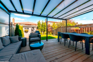 Vue extérieure d’un solarium 3 saisons en vinyle installé sur une terrasse