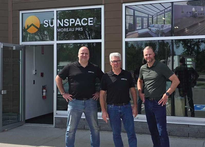 Nicolas Moreau et l’équipe de Moreau PRS devant son showroom de Québec. Fier détaillant de Sunspace Sunrooms : solariums, patios, vérandas et terasses.