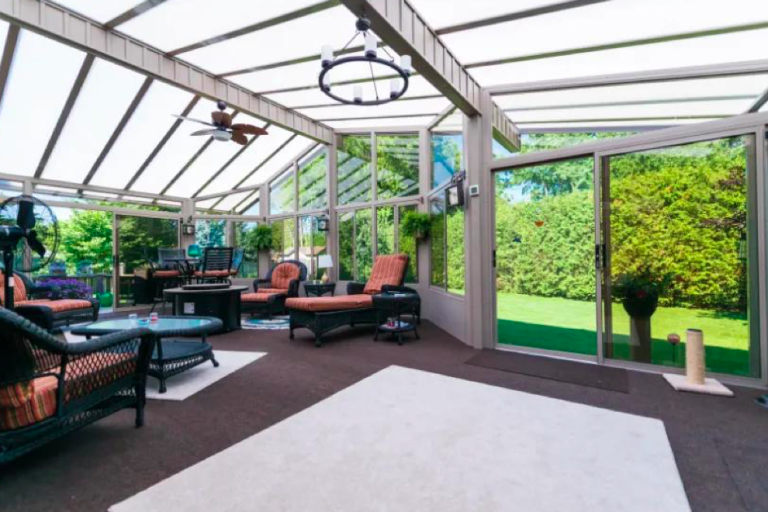 Solarium contemporain baigné de lumière pour savourer la nature en toute saison.