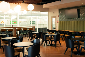 Design intérieur de l’espace Pickleball de Québec réalisé par Ambria Design, agence de design d'architecture d’intérieur à Québec.