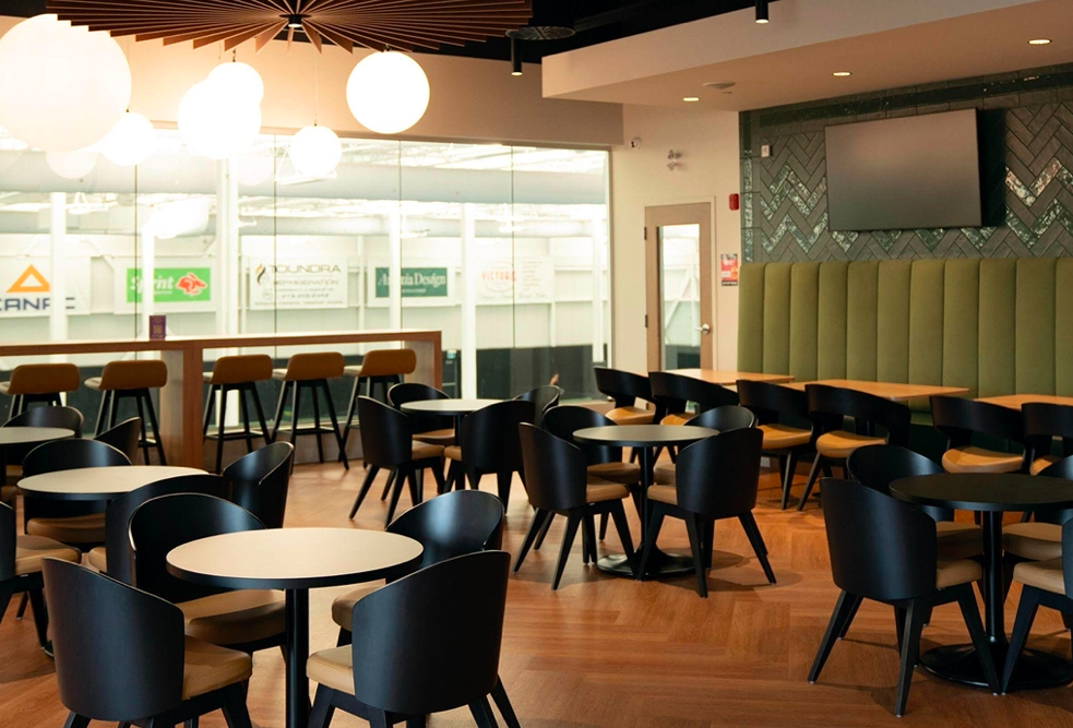 Design intérieur de l’espace Pickleball de Québec réalisé par Ambria Design, agence de design d'architecture d’intérieur à Québec.