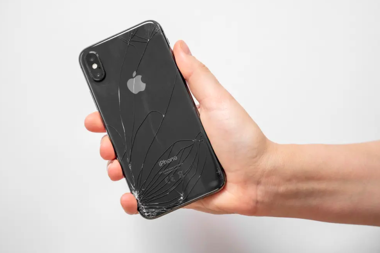 iPhone avec la face arrière cassée et prêt à être réparé par un professionnel