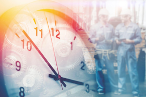 Superposition d'une horloge et de deux ouvriers industriels illustrant la gestion du temps et la productivité en entreprise